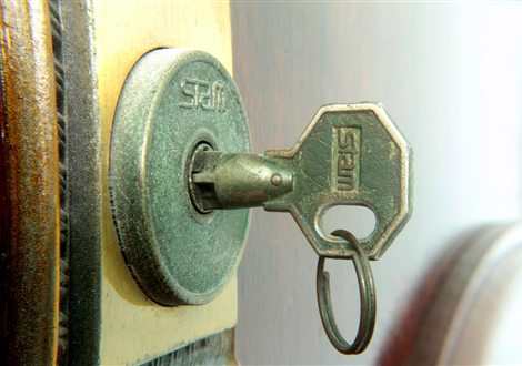 Llave abriendo una puerta en Sant Cugat