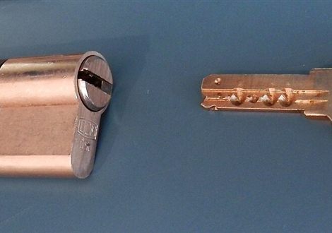 Cerradura de seguridad instalada en una puerta
