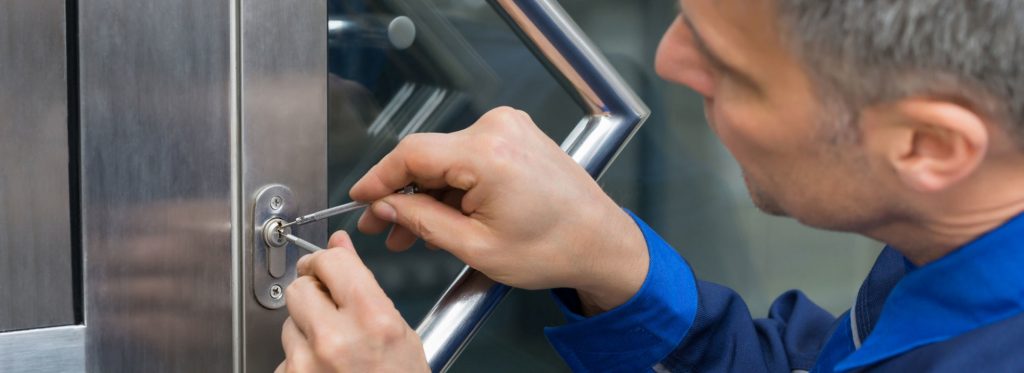 cerrajeros abriendo una puerta